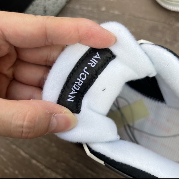 NEW!! 🔥🔥🔥Jordan 4 retro Black Grey and White Sneakers. - Picture 6 of 10